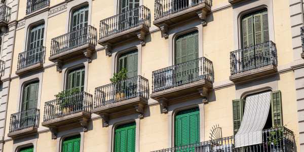 Pintar Fachadas y Patios de Luces de Comunidades Vecinos / Propietarios Cardona · Reparación y Preparación de Superficies