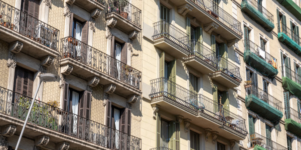 Trabajos Verticales en Fachadas de Edificios / Viviendas en Barcelona · Pintado de Fachadas con Difícil Acceso