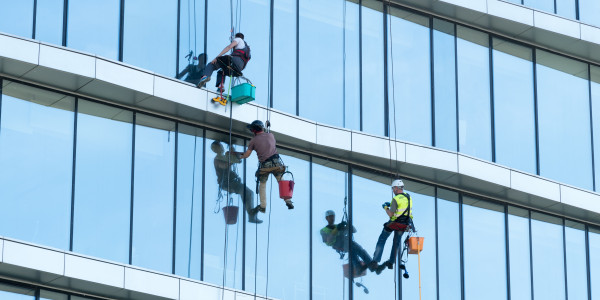 Trabajos Verticales en Fachadas de Edificios / Viviendas en Barcelona · Pintado Económico y Rápido de Fachadas