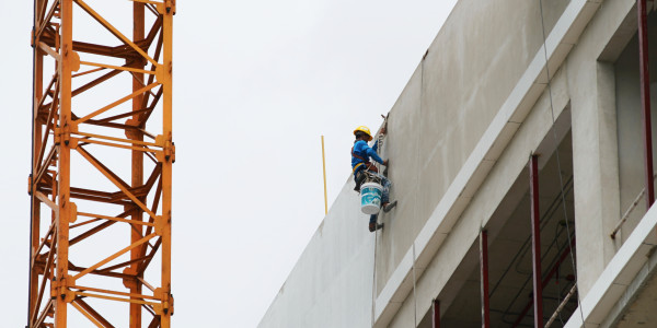 Trabajos Verticales en Fachadas de Edificios / Viviendas en Barcelona · Pintar Edificios de Construcción de Obra Nueva